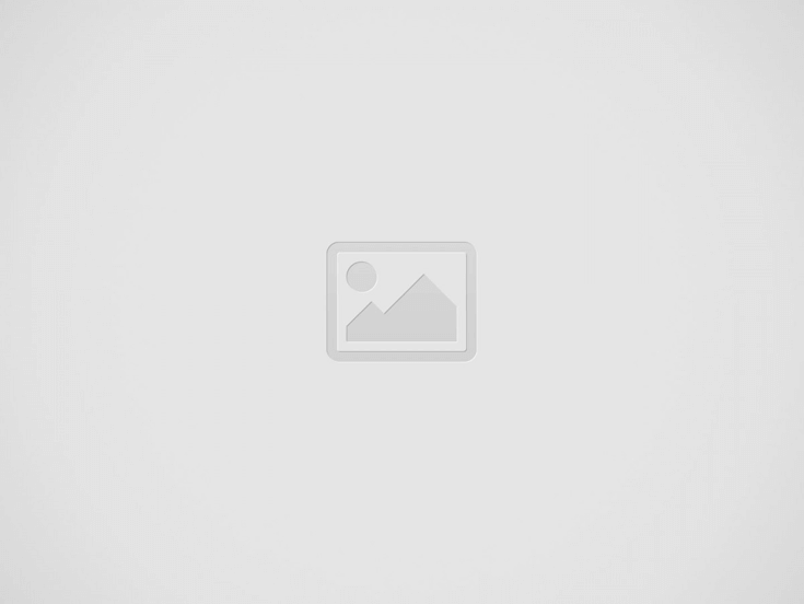 sfondo con condominio e banconota 500 euro in mano