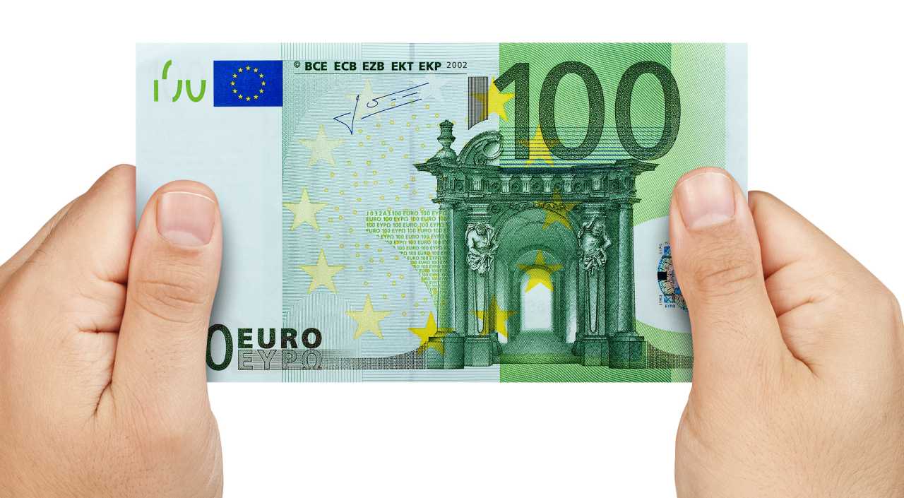 600 евро сколько в рублях. 100 Евро купюра. Один евро купюра в ладонях. 100 Euro крупным планом. 100 Евро в лари.