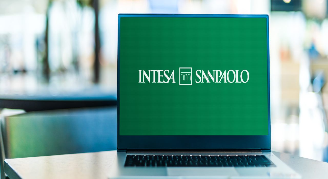 Computer con logo Intesa Sanpaolo