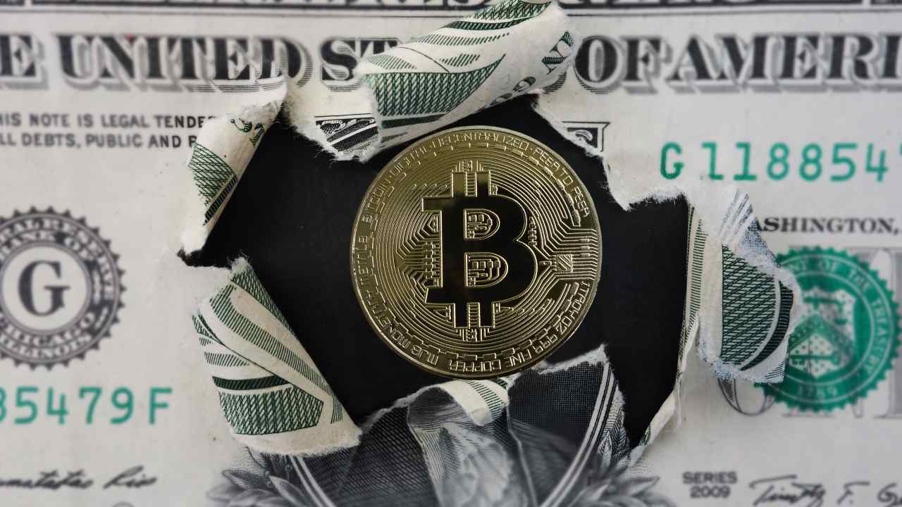 Bitcoin strappa il Dollaro