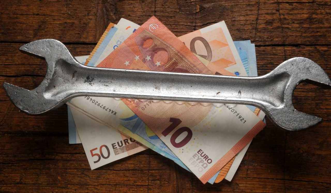 Chiave inglese e euro