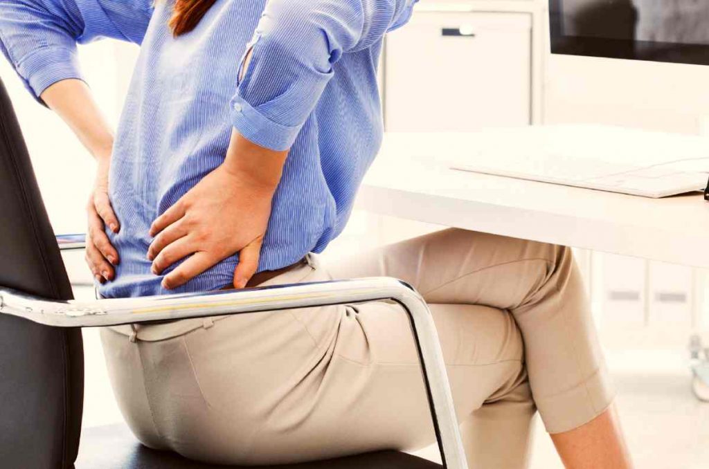 Con il mal di schiena e problemi digestivi spetta la legge 104 e un assegno al mese
