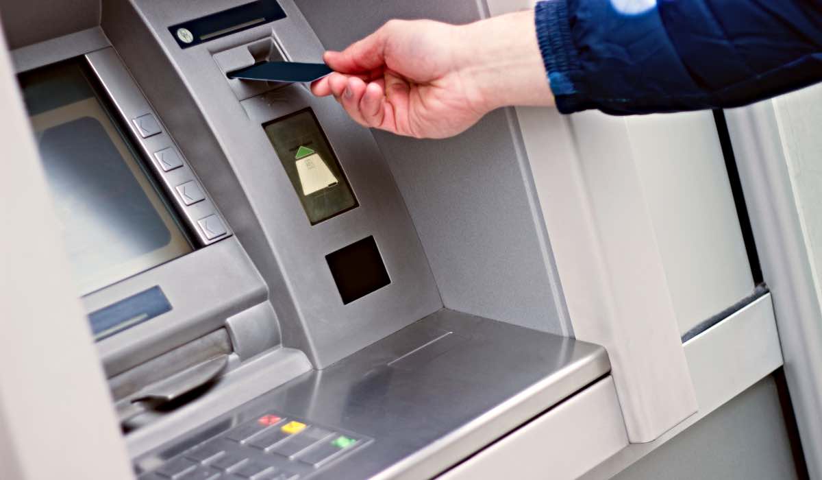 Bancomat, lo sportello ATM trattiene la carta: l'errore da non fare