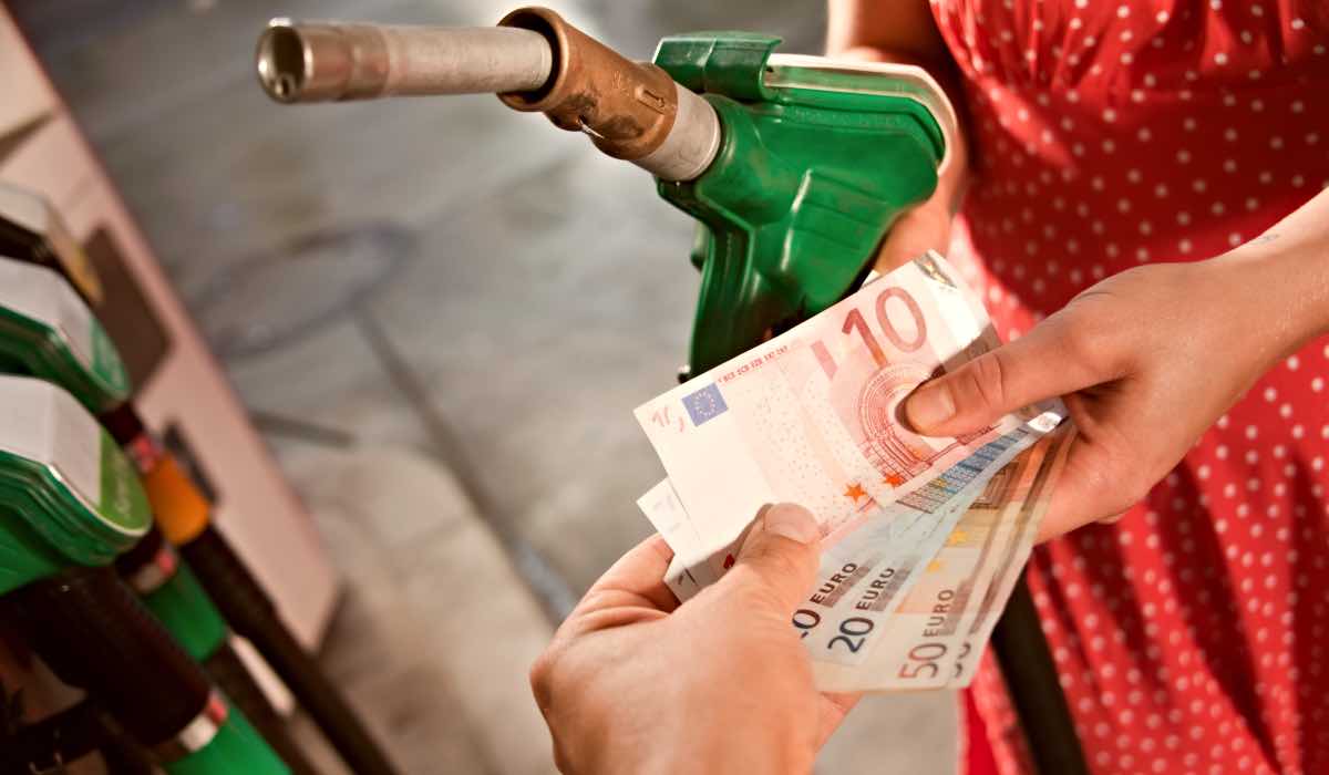 Decreto anti rincari: sconto benzina, bollette a rate: gli aiuti agli italiani