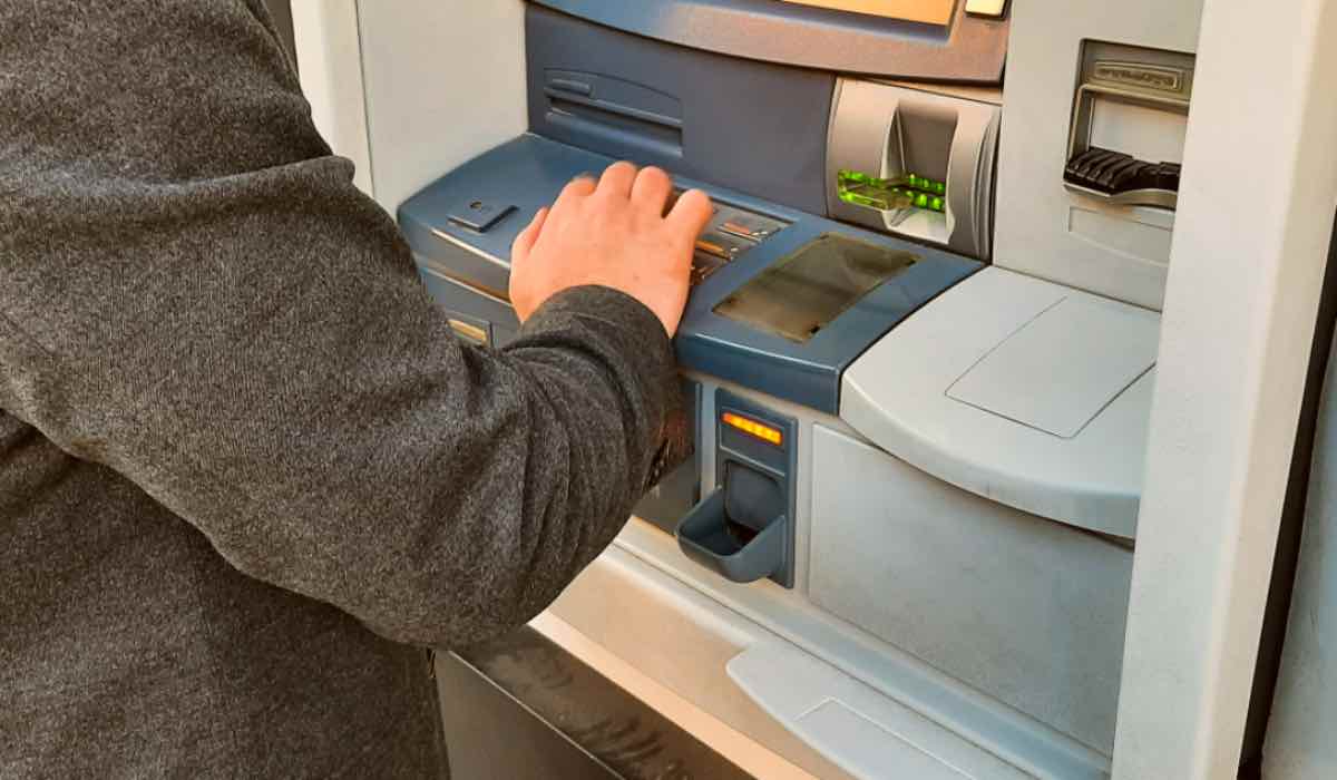 Atm chiusi o distanti, come pagare senza contanti: occhio alle soluzioni