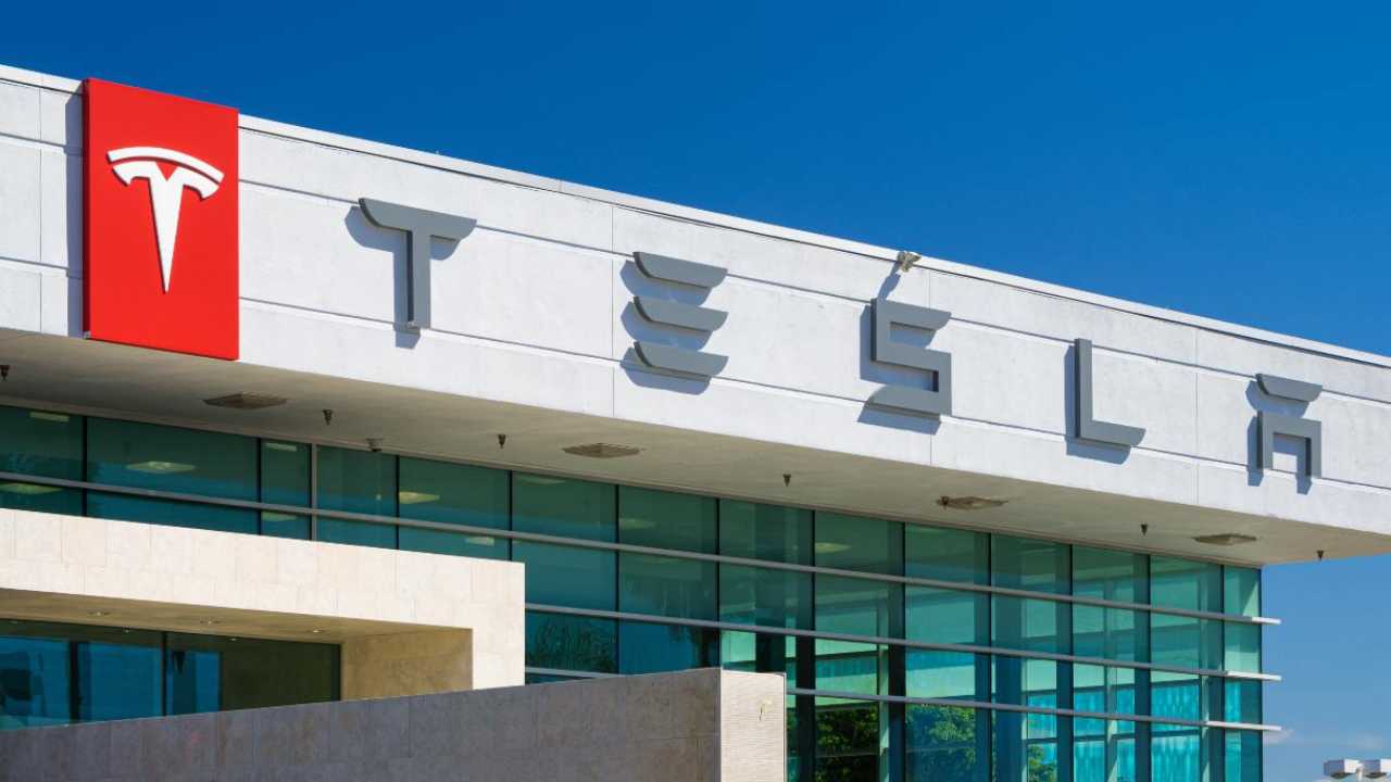Tesla: robot umanoidi, reti neurali e supercomputer