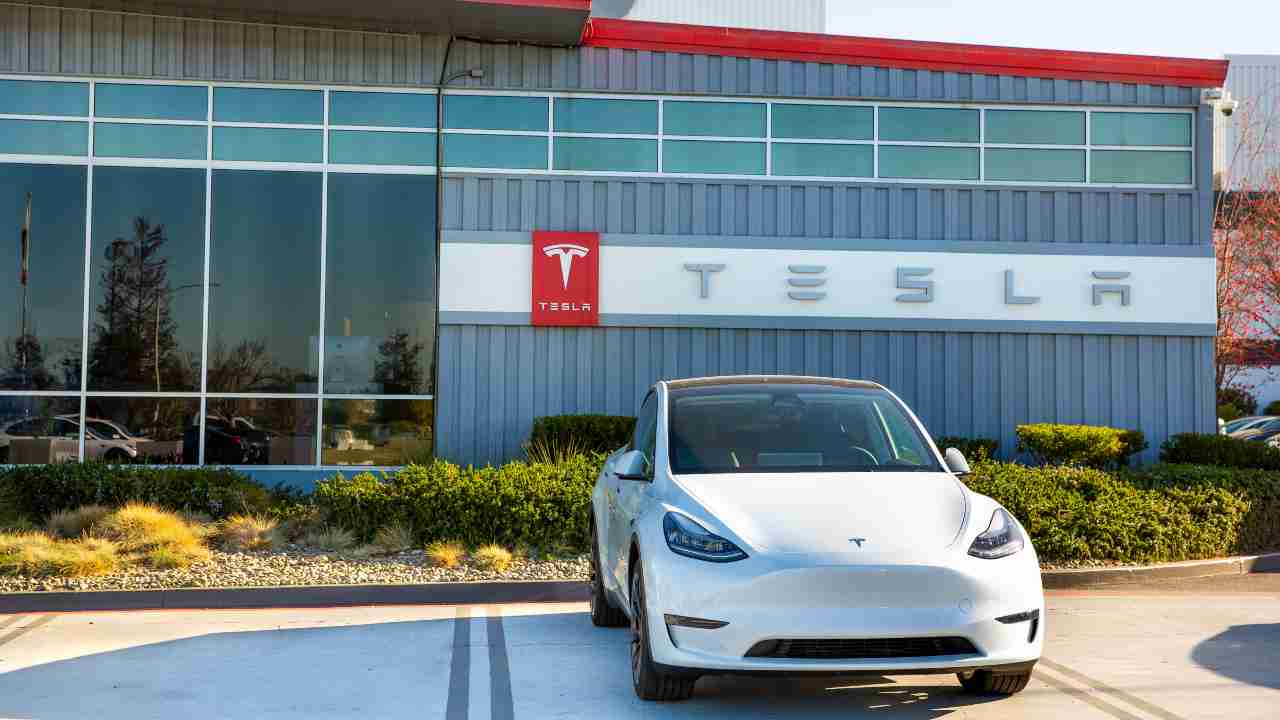 Investire in azioni TESLA oggi conviene: il motivo è furbo e può far guadagnare molto se si considerano queste circostanze