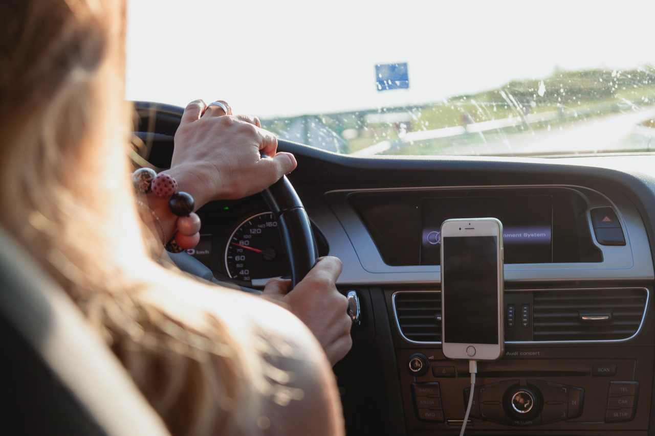 Usare il cellulare alla guida: rischio incidenti e multa