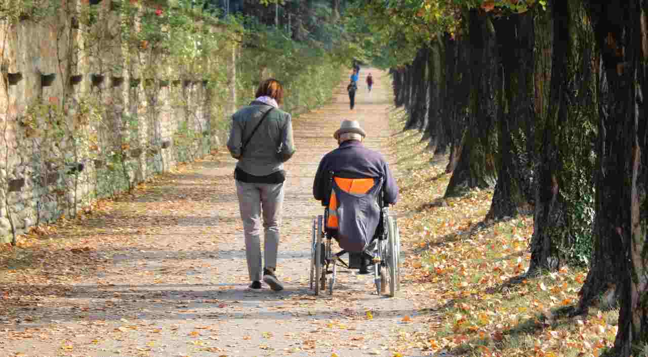 Contratto assunzione colf e badanti: ecco le regole per evitare maxi multe