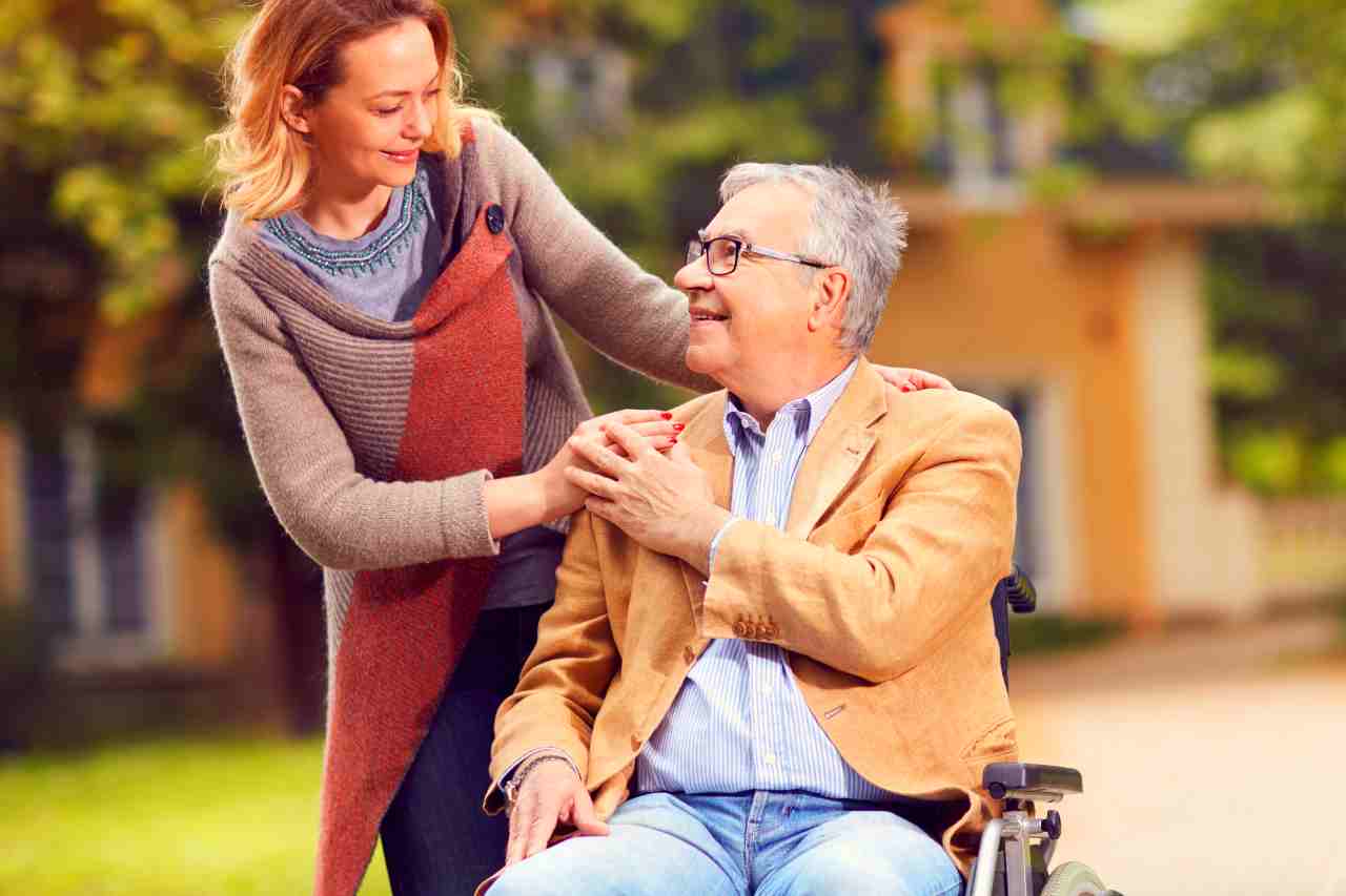 Contributi caregiver: fondi per €89.000 per chi cura un familiare con disabilità