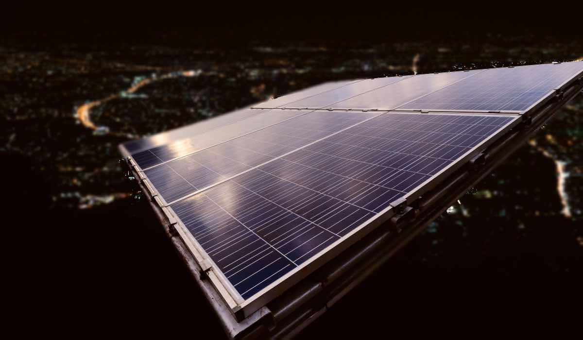 Pannelli solari, è la prima volta: come producono energia anche di notte