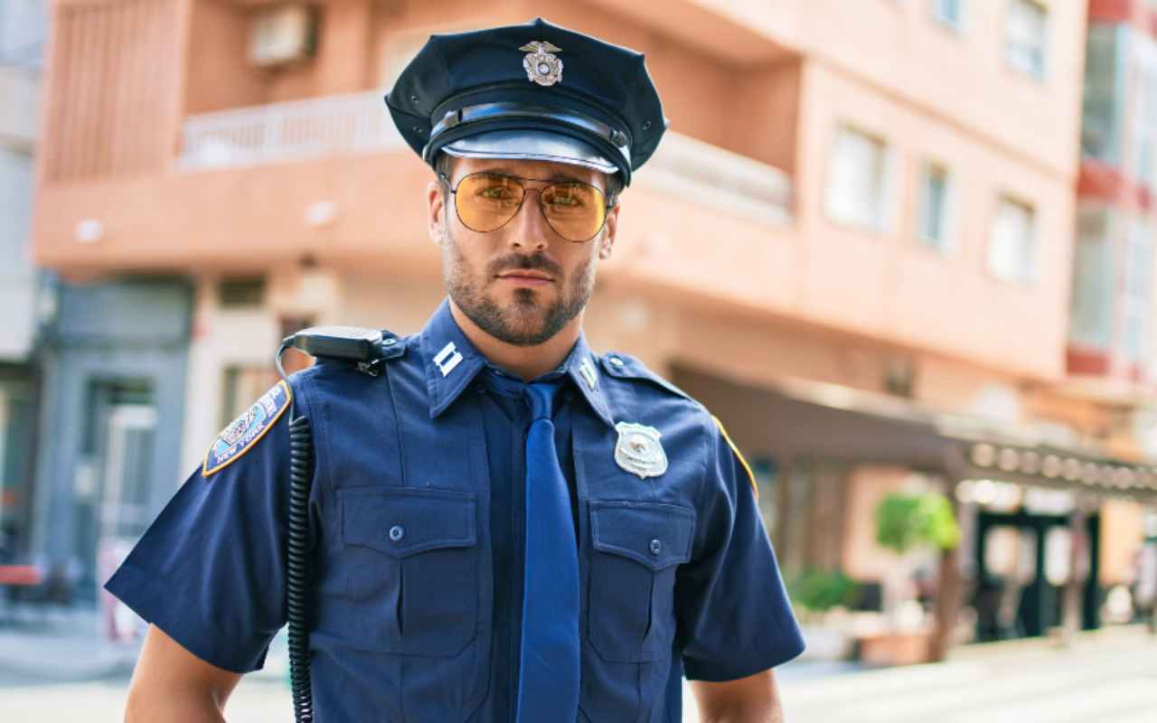 Offerta di lavoro per agenti di polizia