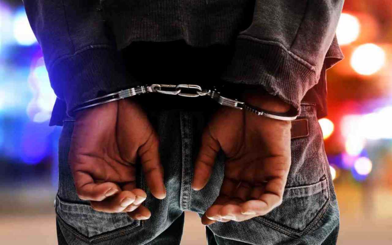 è Punito Con La Reclusione Chi Scommette