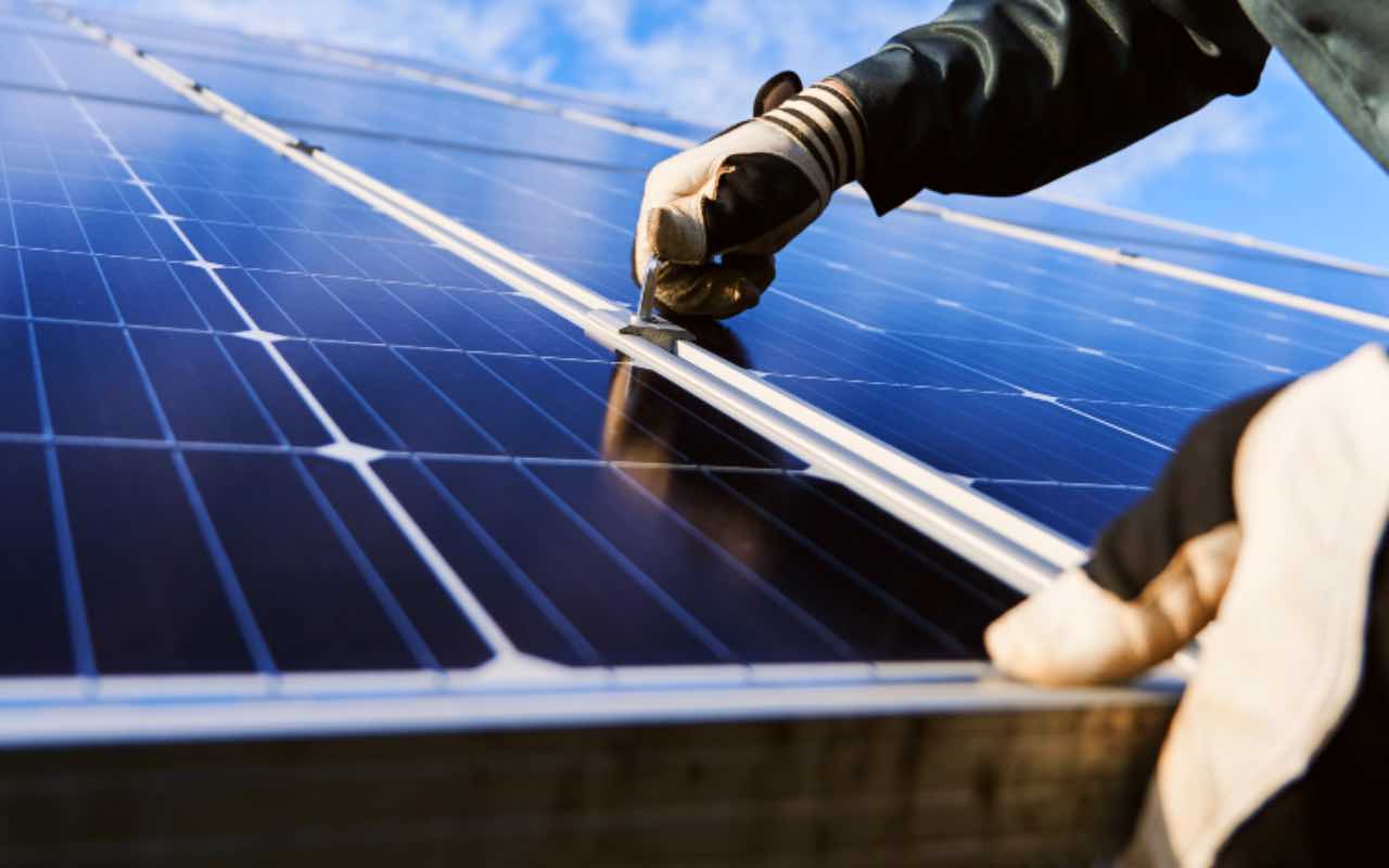 Fotovoltaico, pannelli solari da balcone: iniziativa per le famiglie in difficoltà