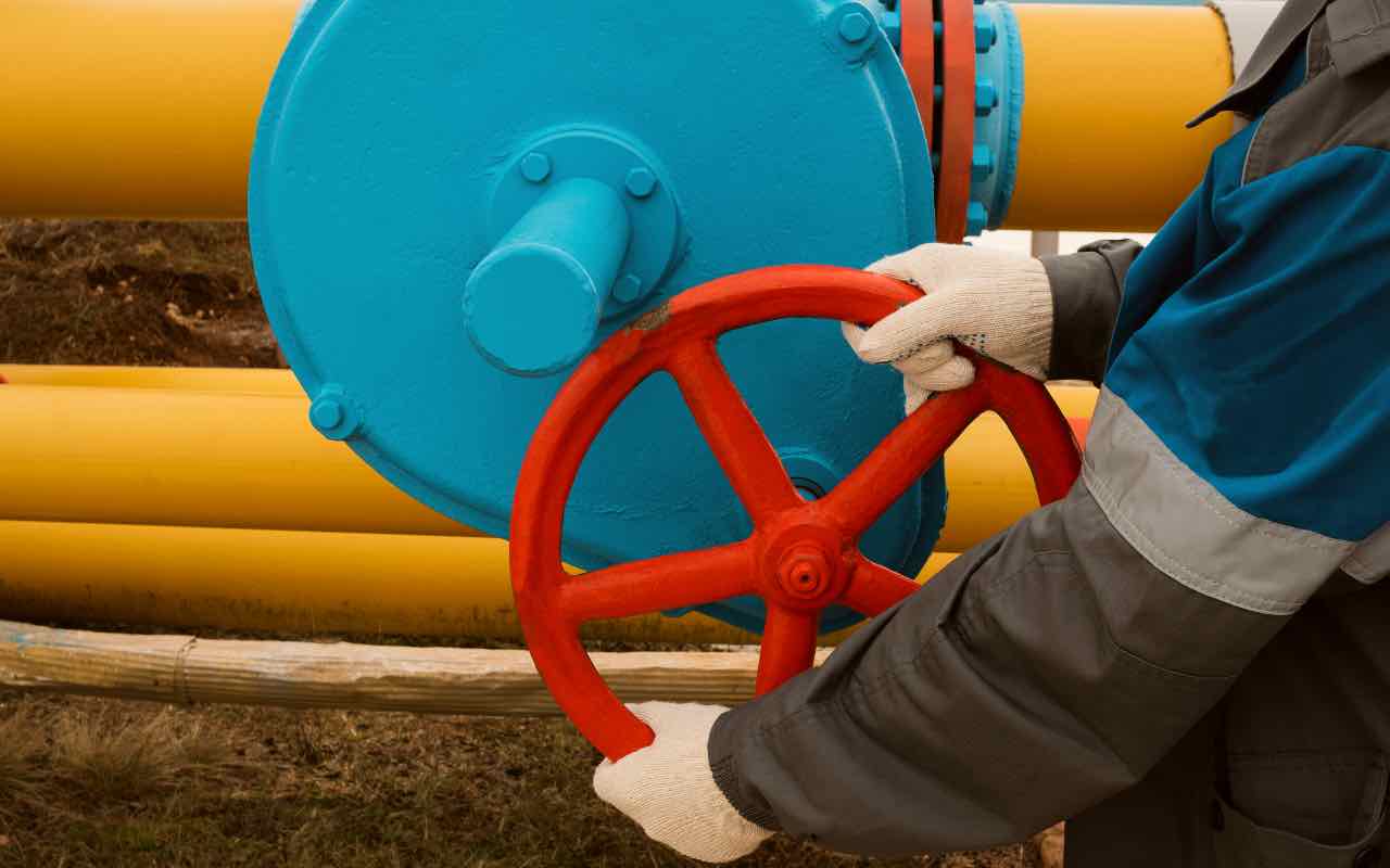 Gas, Eni: Gazprom taglia il 50% di fornitura, intanto vola il prezzo del metano