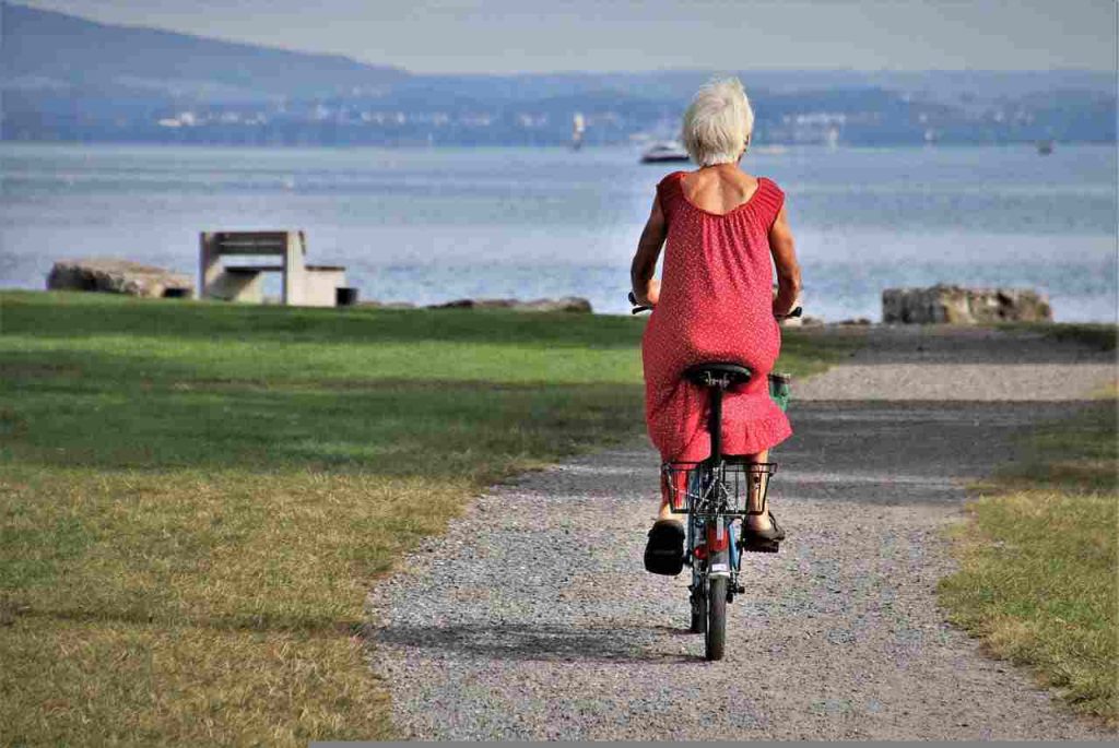 anziana in bicicletta