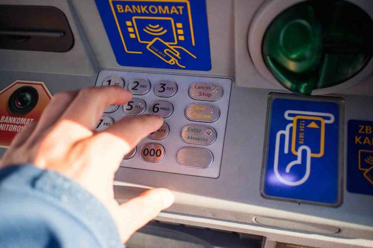 Prelevare Il Denaro Dal Bancomat Pu Nascondere Seri Rischi Ecco I 