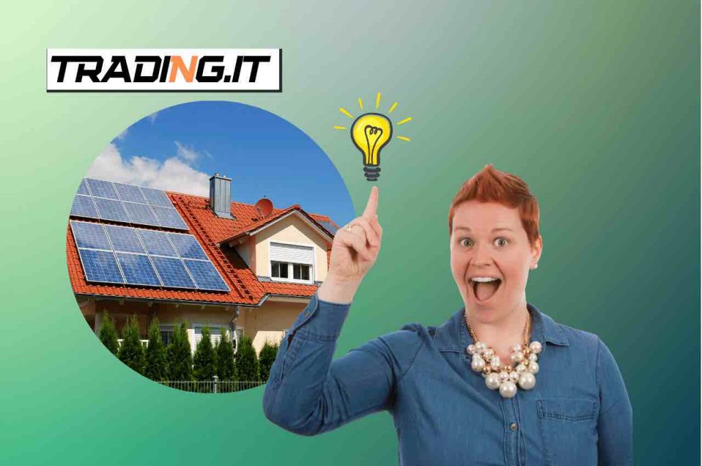 Donna felice, tetto e pannello fotovoltaico