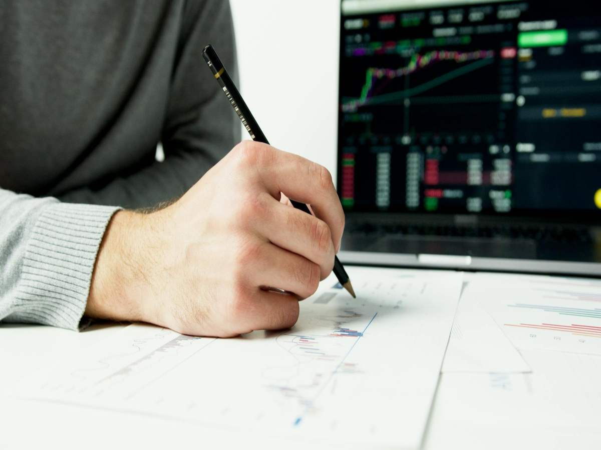 Investitore che legge dei garfici