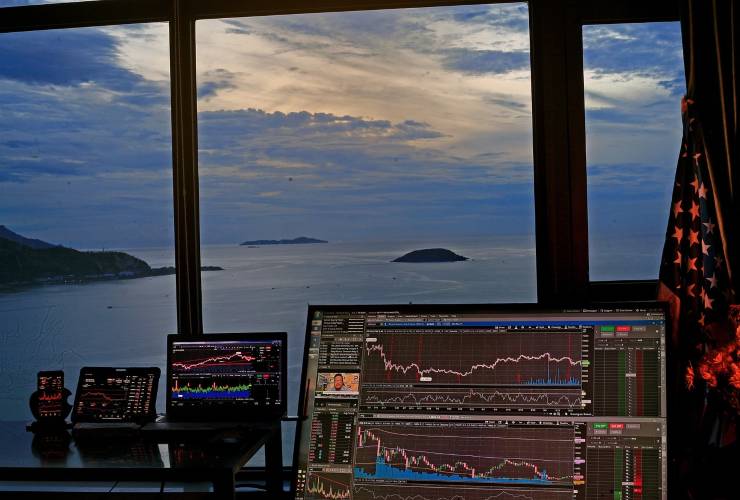 Monitor con grafici dei mercati