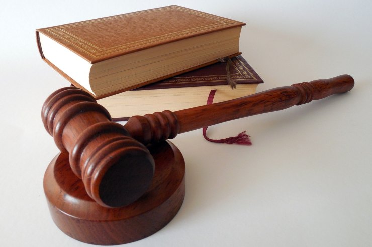 codice civile e martello giudice