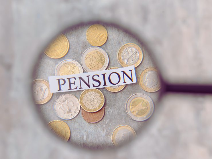 lente ingradimento esamina monete e appare scritta pension