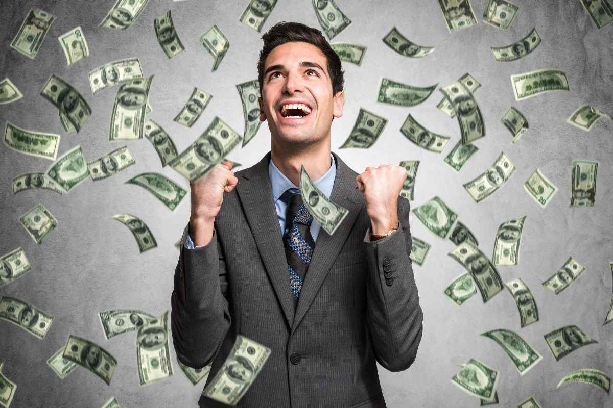 Persona che esulta in una pioggia di dollari