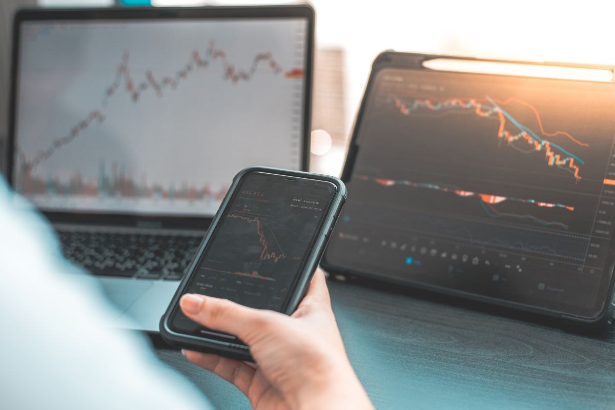 Monitir e cellulare con grafici dei mercati