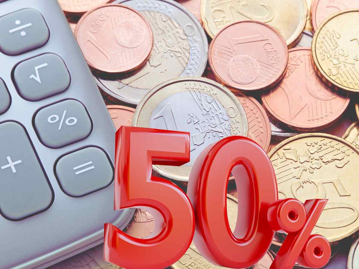 sfondo monete euro e calcolatrice con 50% scritta