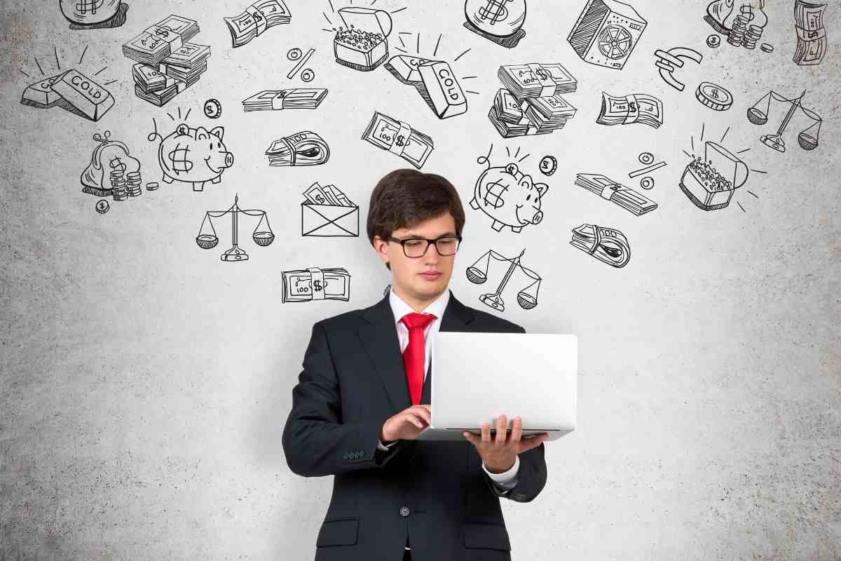 Persona che scrive al pc di finanza