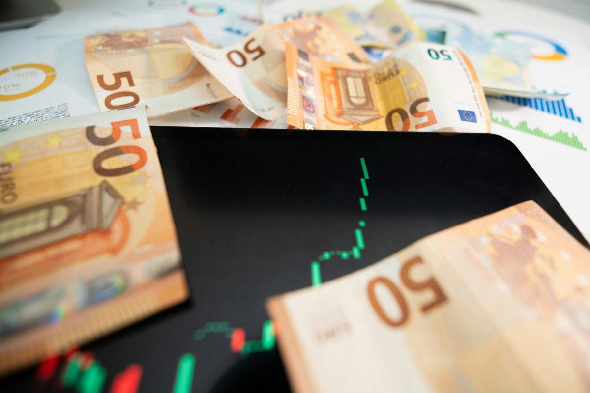 Banconote e grafico dei mercati
