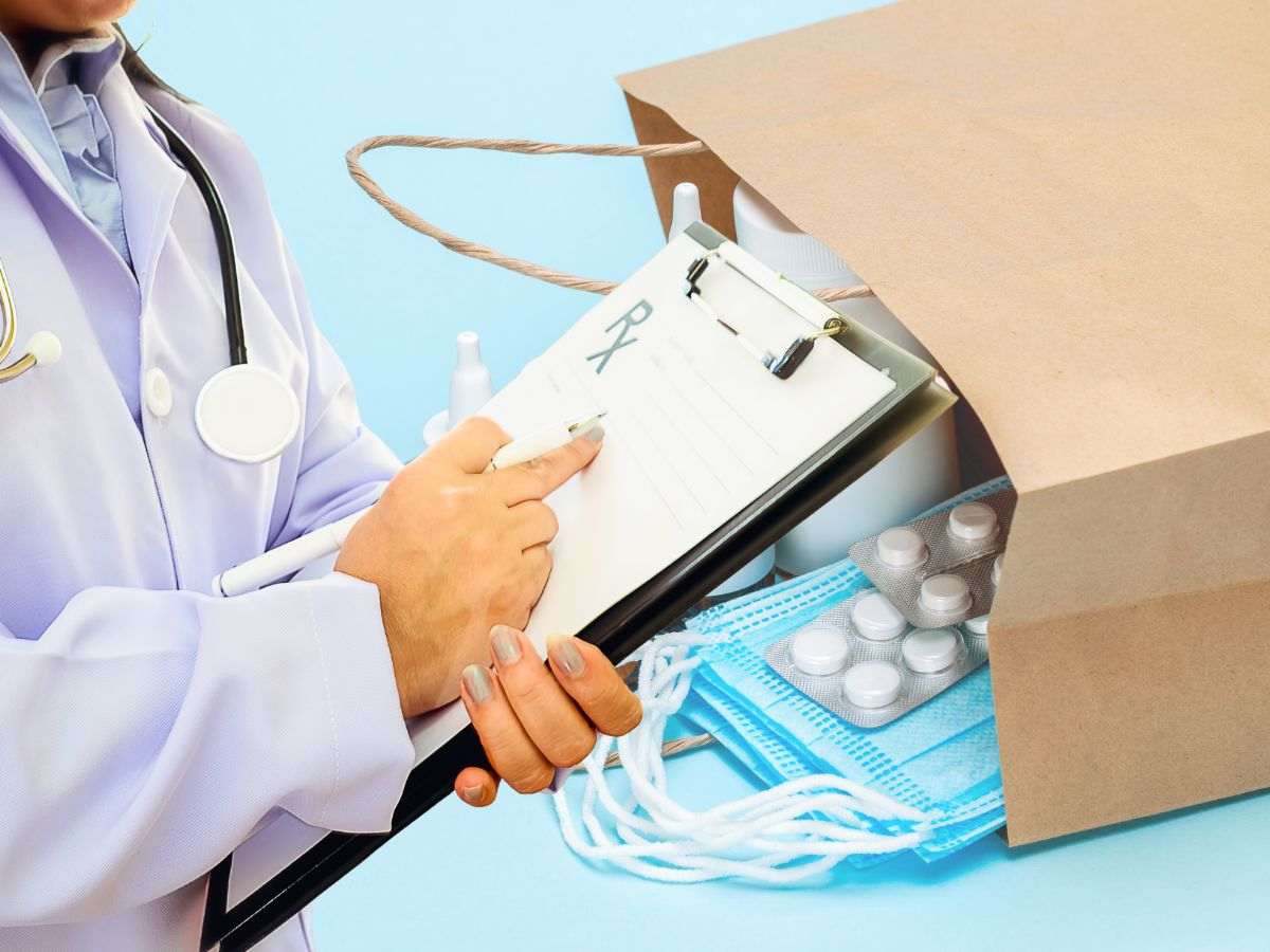 sfondo pacchetto con medicinali e mascherine e medico con cartella