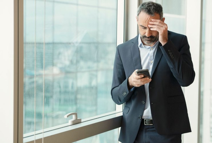 Persona preoccupata che legge news sul web