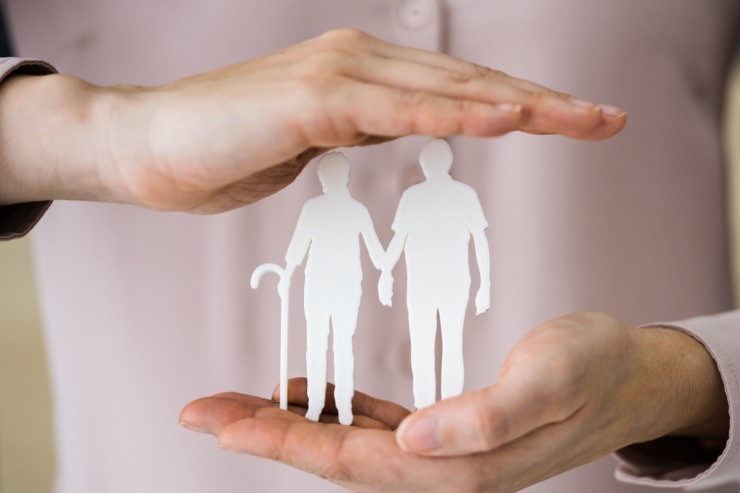 mani su due figure di pensionati