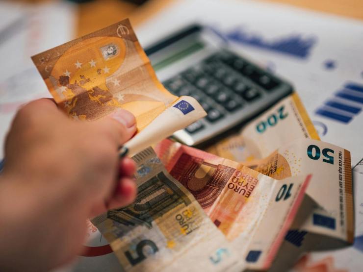 banconote 50 euro e calcolatrice