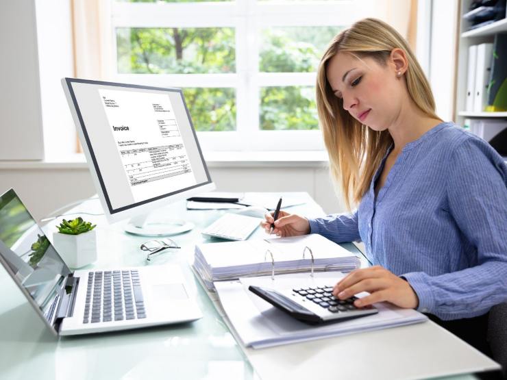 ragazza fa calcoli alla scrivania
