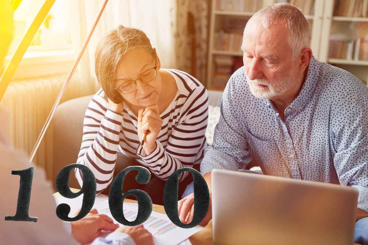 due pensionati consultano documenti e la scritta 1960