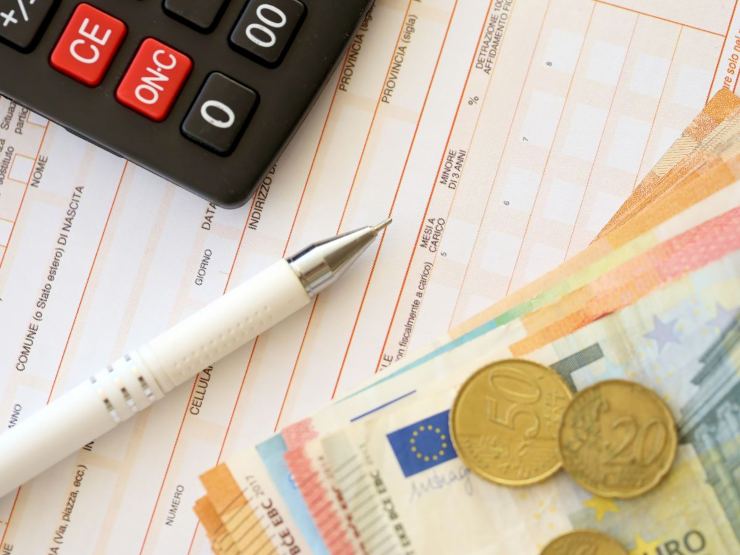 documento, penna, calcolatrice e banconote e monete euro