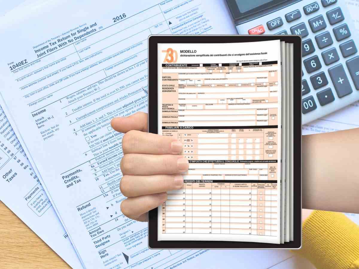 sfondo documenti fiscale con calcolatrice e modello 730 in mano