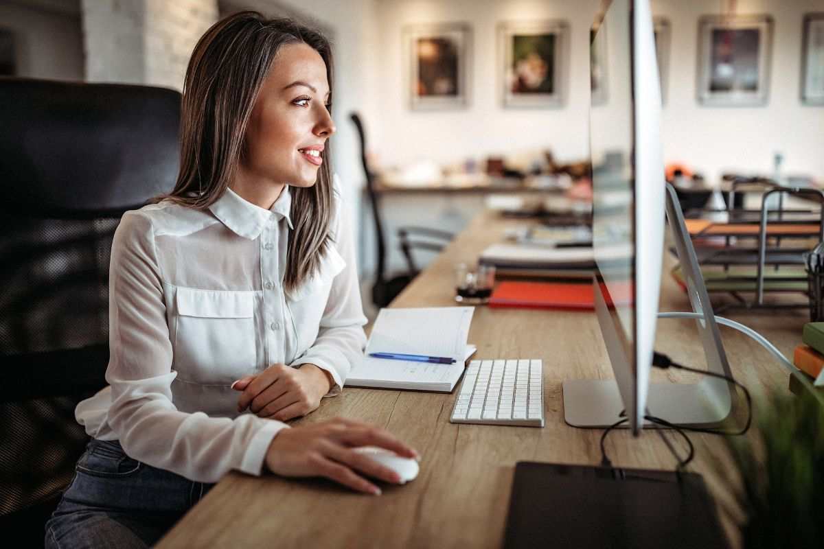 Persona che naviga sul web