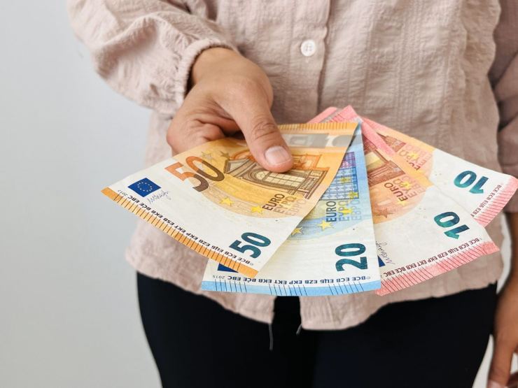 persona con banconote euro in mano