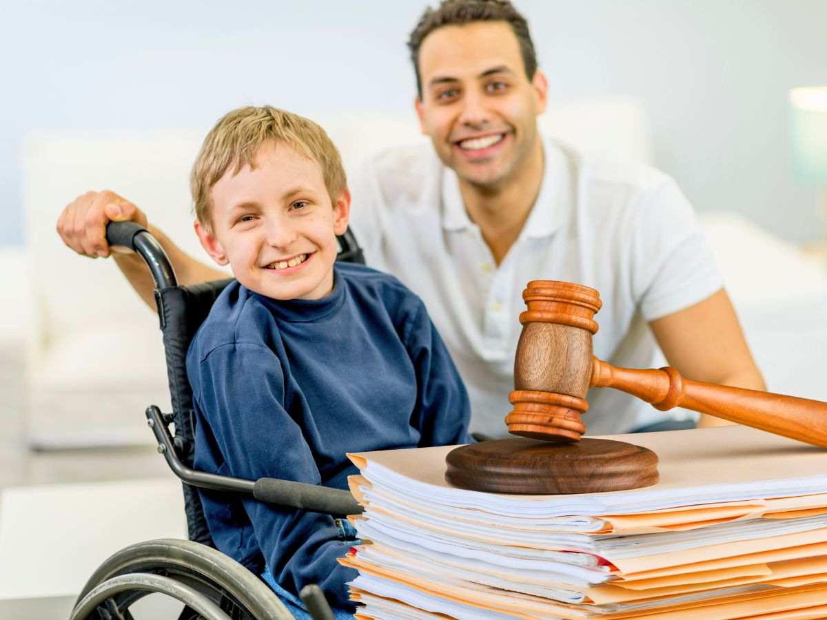 sfondo insegnante e alunno disabile e cartelle con martelletto del giudice