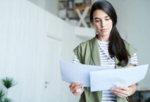Prersona che legge documenti AdeR