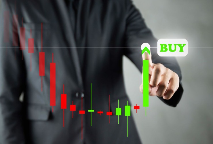 Mano che segue un grafico Buy