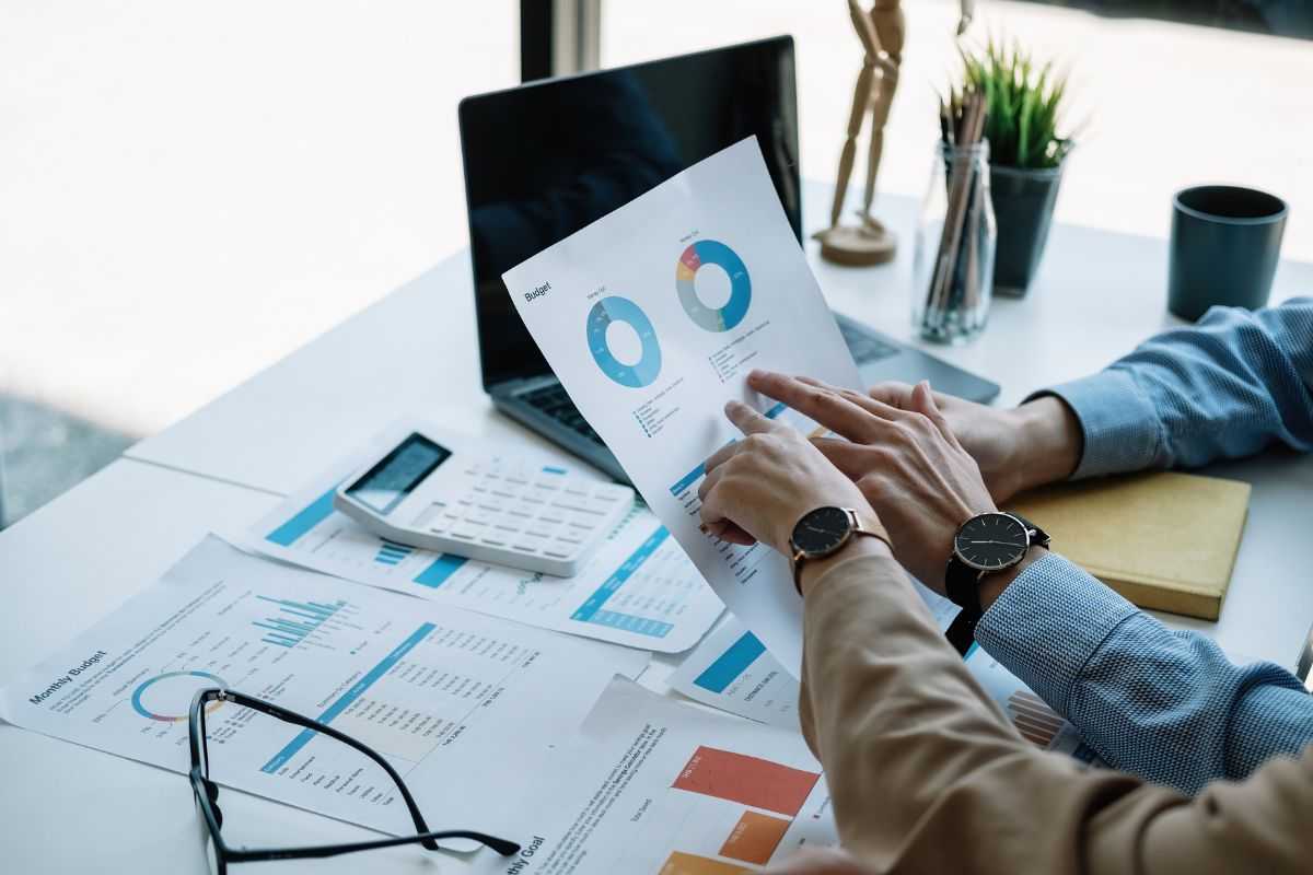 Persone che studiano grafici e dati
