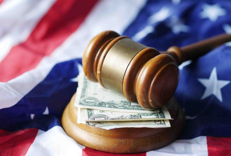 Bandiera americana, dollari e martello