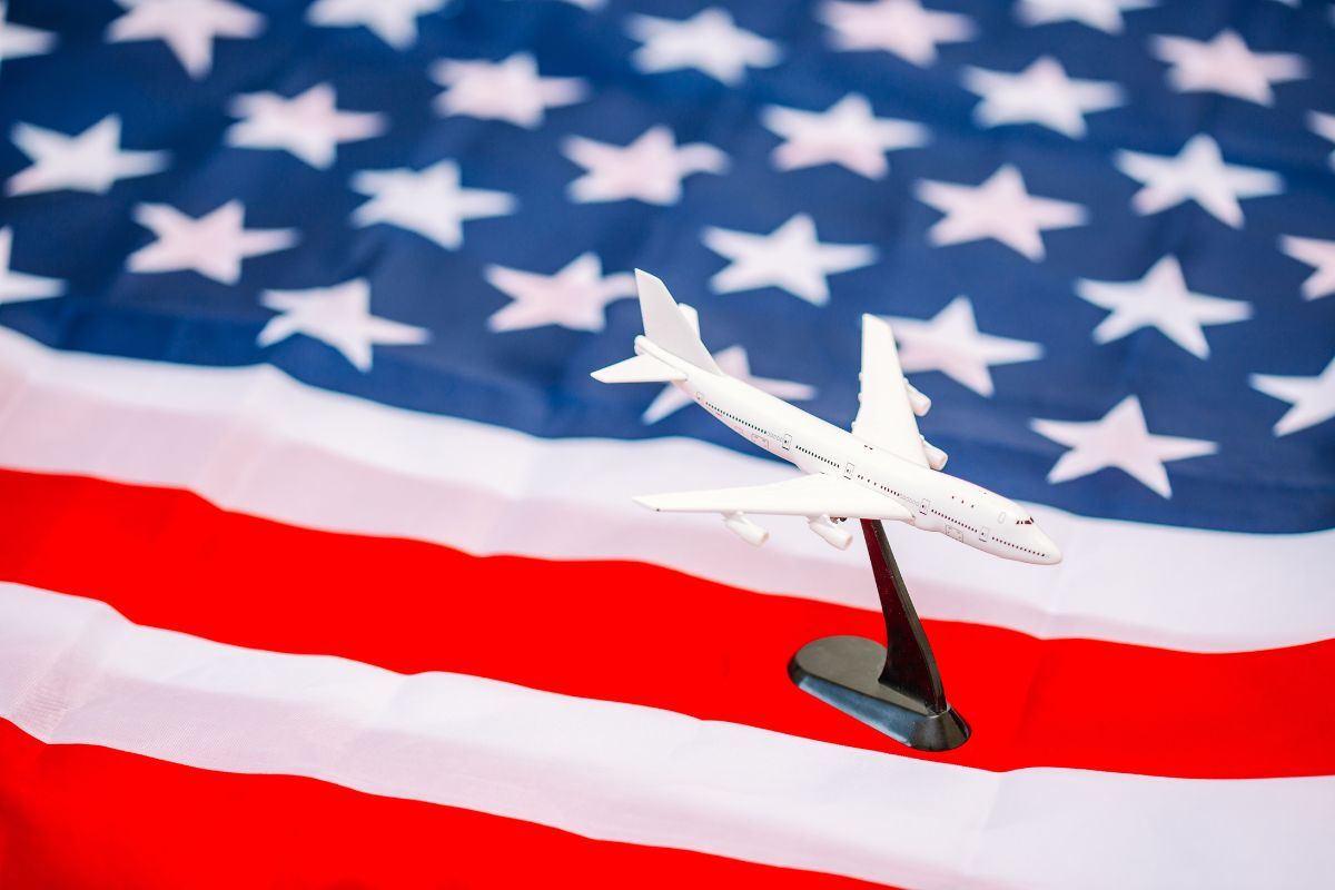 Bandiera americana e modello aereo