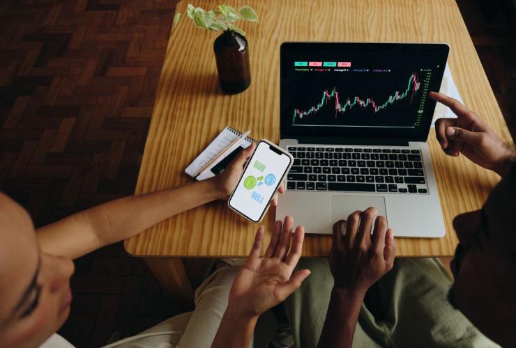 Persone che studiano grafici mercati