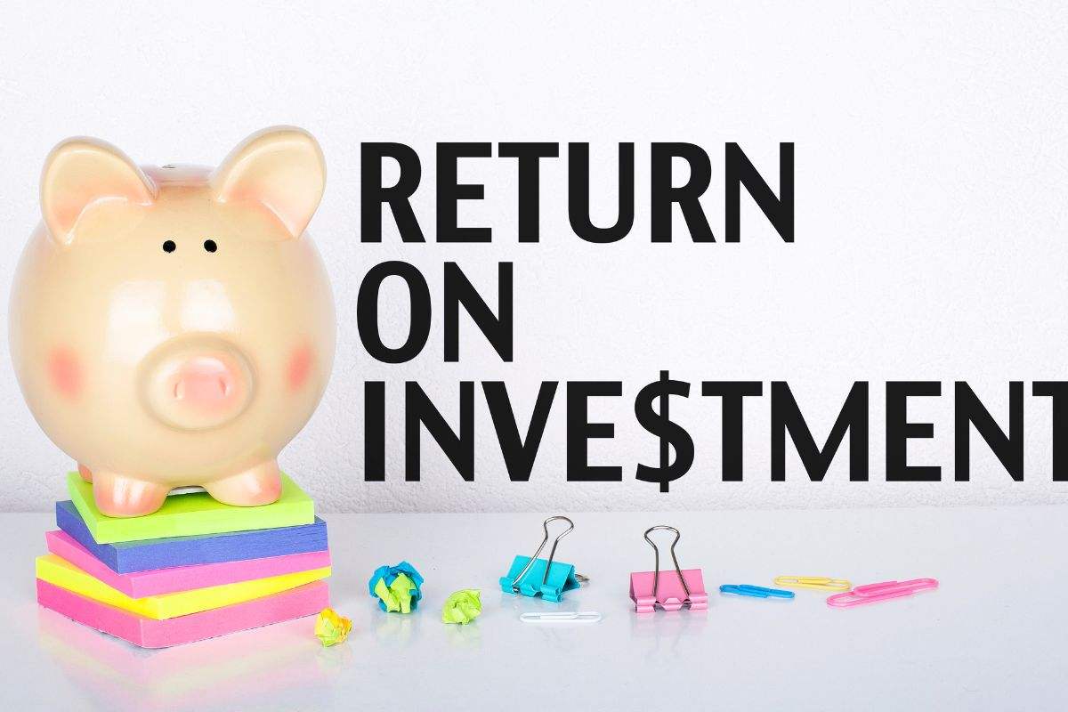 Salvadanaio, pinze e scritta Return on investment