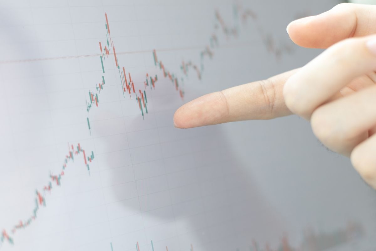 Dito che indica un grafico dei mercati
